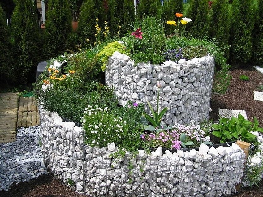Layered flowerbed - an overview of the main types